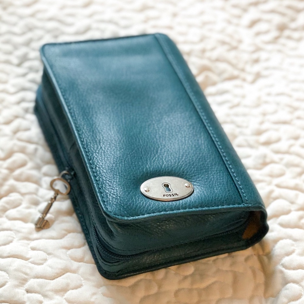 Like New! FOSSIL Teal Leather Jewelry/ Travel Case